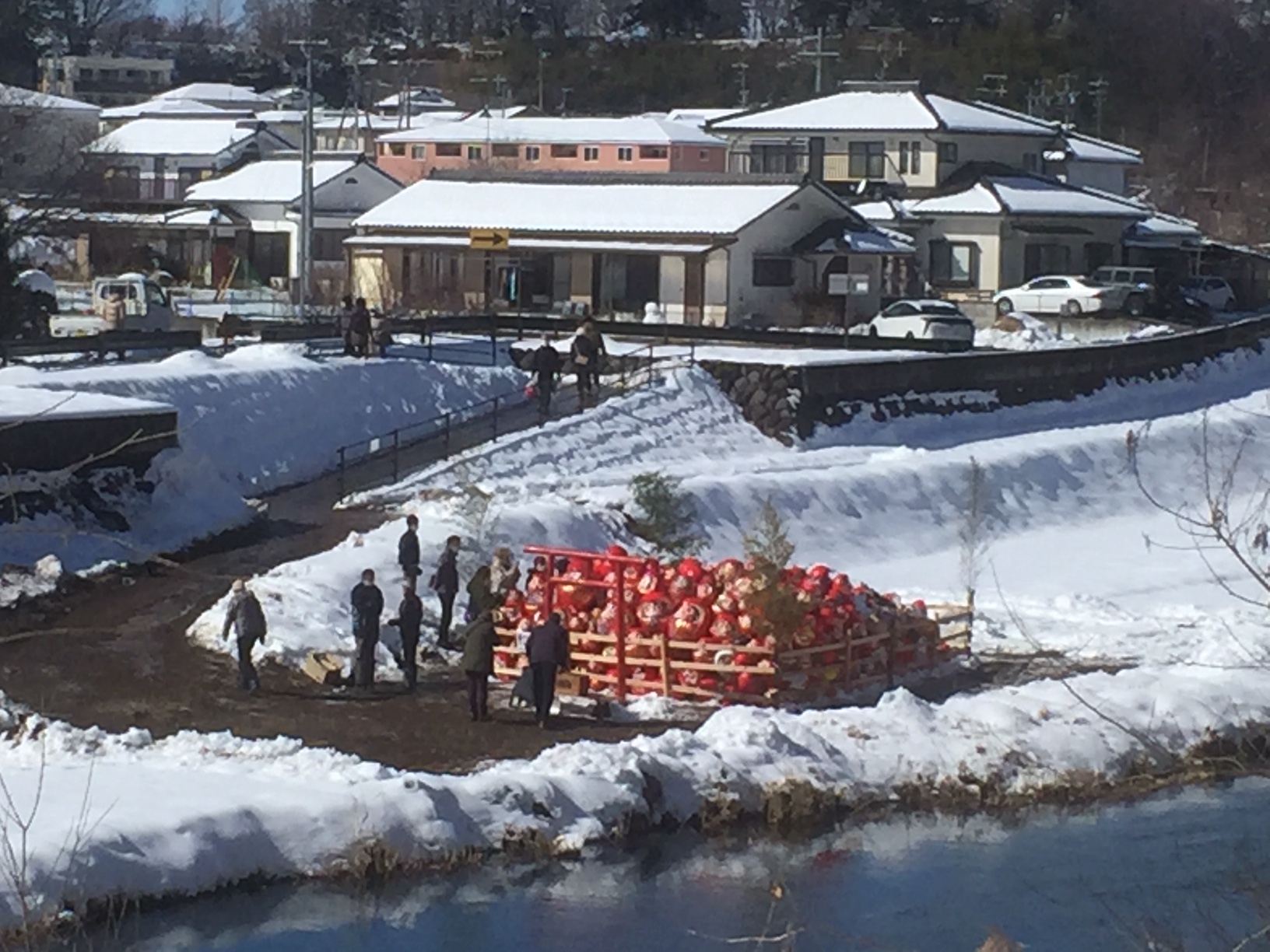 奉焼祭にて奉納されただるまの様子