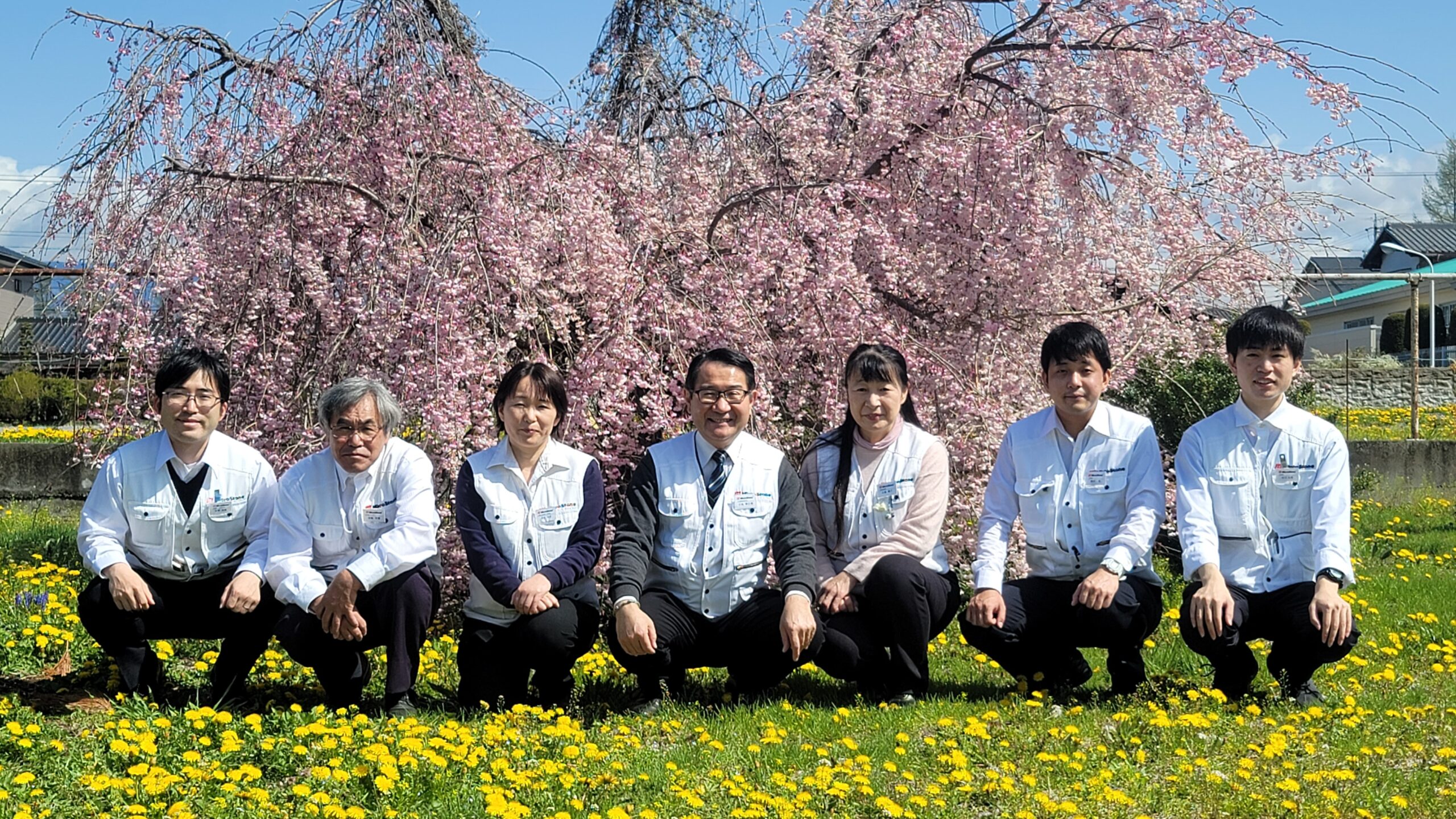 桜の前で集合写真(2022年4月)